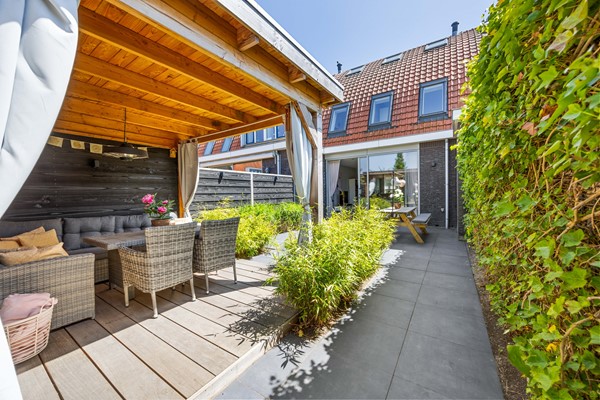 Recent vernieuwde tussenwoning met vijf slaapkamers in geliefd hofje
